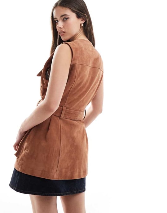 ASOS DESIGN premium mockaläder trucker bältesväst i brunt - Image 4