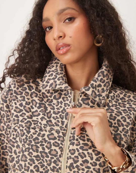 Abercrombie & Fitch denimjacka med framdragkedja i leopardtryck - Image 2