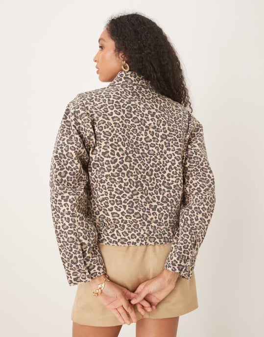 Abercrombie & Fitch denimjacka med framdragkedja i leopardtryck - Image 3