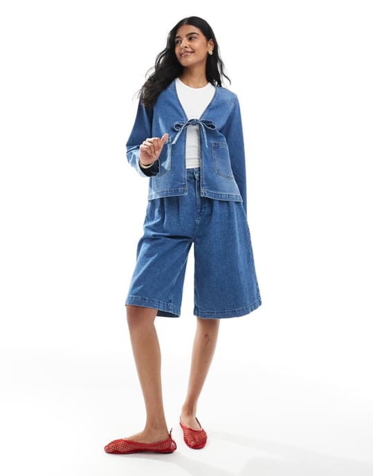 ENDAST boxy knytframskjorta i mid blue denim - Image 4