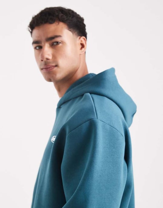 ASOS DESIGN hoodie med metallisk sporttryck i tealblå - Image 4