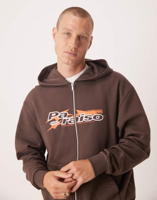 ASOS DESIGN zip-up hoodie med sportig tryck i brunt - Image 1