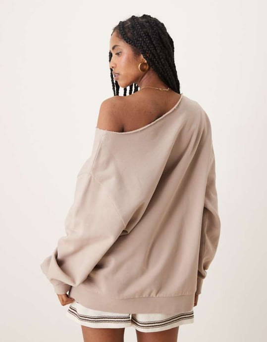 ASOS DESIGN oversized avskjuten sweatshirt i mink - Image 3