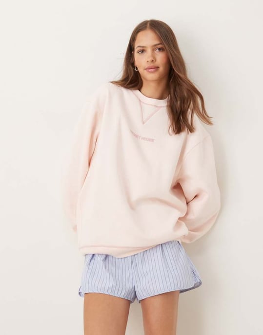 ASOS DESIGN Disney avslappnad sweatshirt med Mickey Mouse-print i babyrosa - Image 1