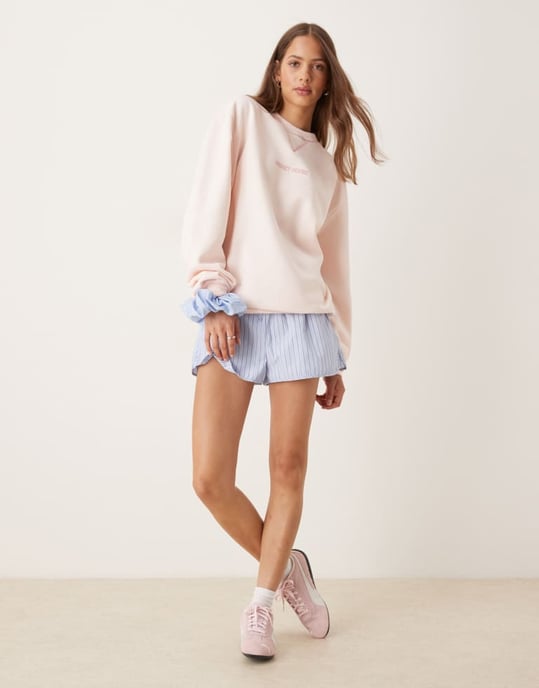 ASOS DESIGN Disney avslappnad sweatshirt med Mickey Mouse-print i babyrosa - Image 3