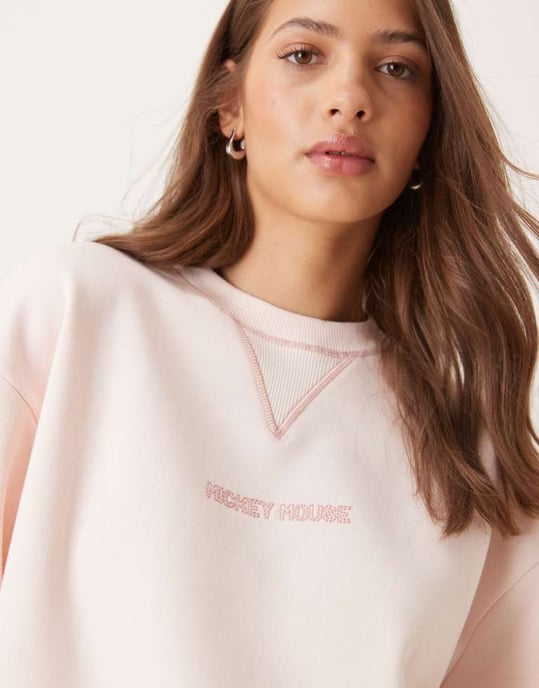 ASOS DESIGN Disney avslappnad sweatshirt med Mickey Mouse-print i babyrosa - Image 4