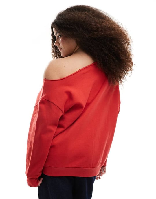 ASOS DESIGN Curve off shoulder sweatshirt med Boston-grafik i röd - Image 2
