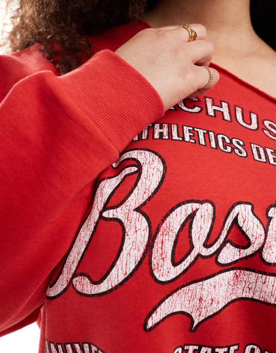 ASOS DESIGN Curve off shoulder sweatshirt med Boston-grafik i röd - Image 3