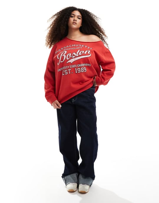 ASOS DESIGN Curve off shoulder sweatshirt med Boston-grafik i röd - Image 4