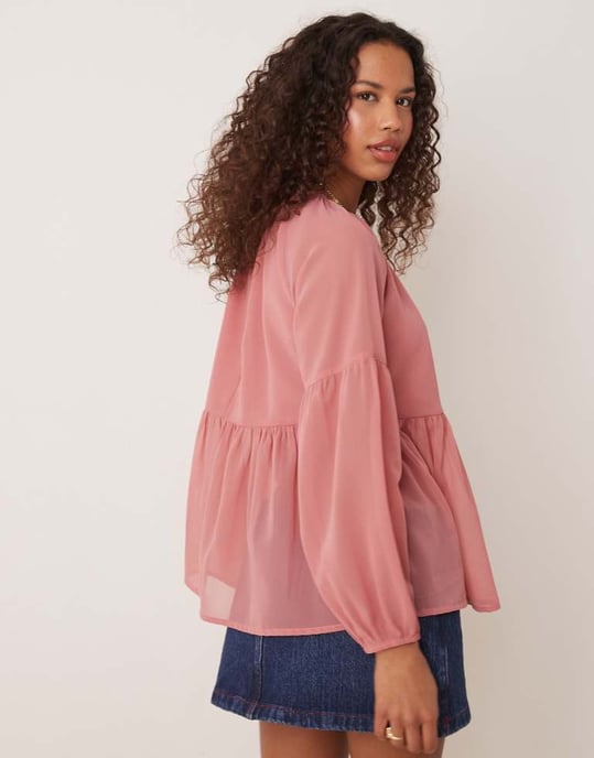 ASOS DESIGN långärmad luftig smocktopp i rosa - Image 4