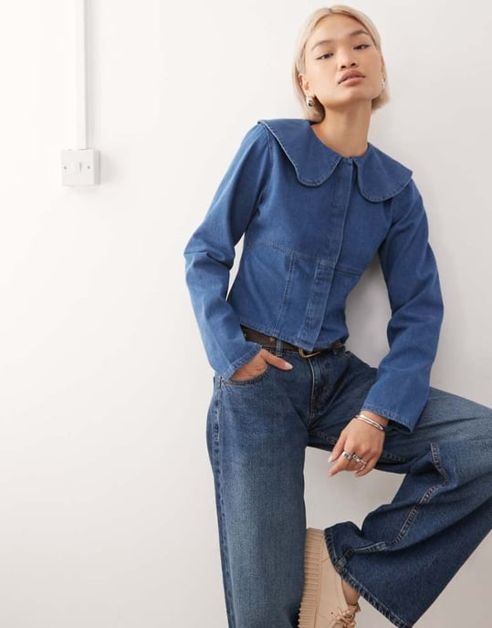 Återvunnet vintage denim blus med peter pan-krage och långa ärmar i mellanblå tvätt - Image 1