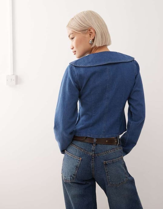 Återvunnet vintage denim blus med peter pan-krage och långa ärmar i mellanblå tvätt - Image 2