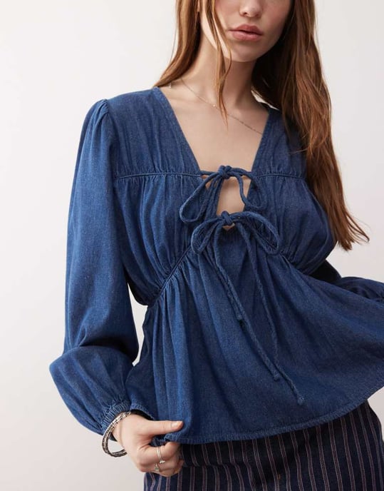 Återvunnen vintage långärmad topp med rynkad knytfront i ljusblå denim - Image 2