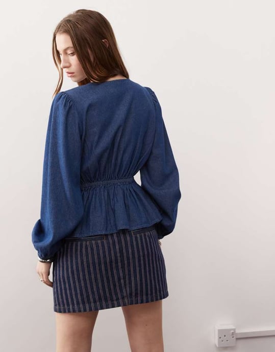 Återvunnen vintage långärmad topp med rynkad knytfront i ljusblå denim - Image 3