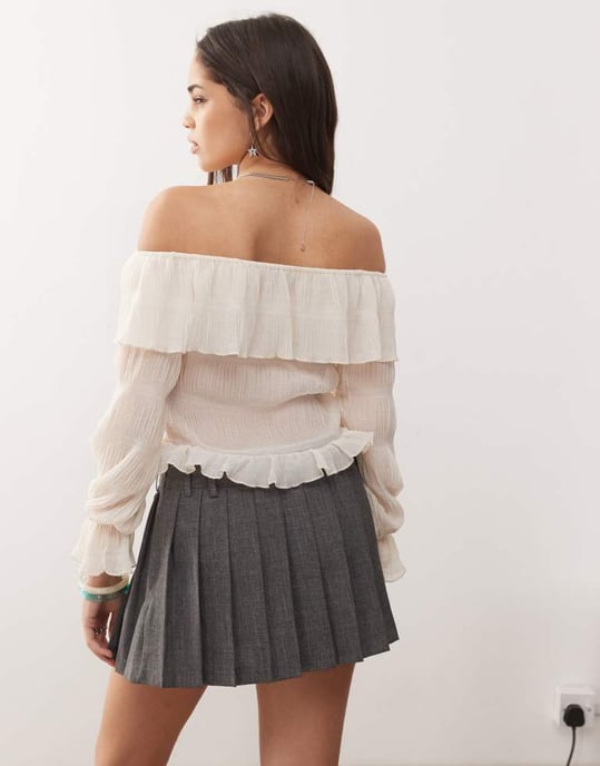 Motel Kalena volang off-shoulder långärmad blus i off-white - Image 3