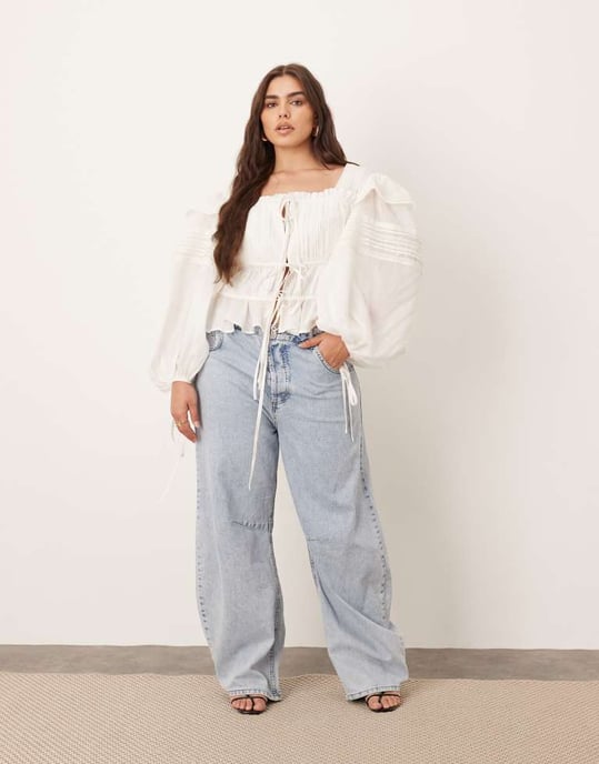 ARRANGE Curve bomull voile spetsdetalj blus med knytframsdetalj i vitt - Image 2