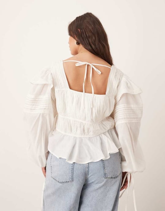 ARRANGE Curve bomull voile spetsdetalj blus med knytframsdetalj i vitt - Image 4