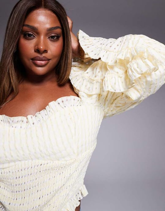 ASOS LUXE Curve rynkad strukturerad rutmönstrad puffärmad topp i smörgul - Image 3