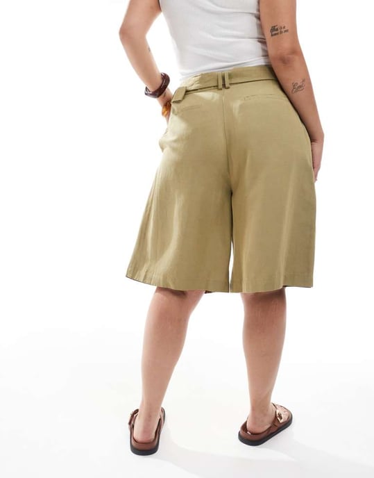 ASOS DESIGN Curve skräddarsydda långlinje stadsshorts med bälte i linne i khaki - Image 2