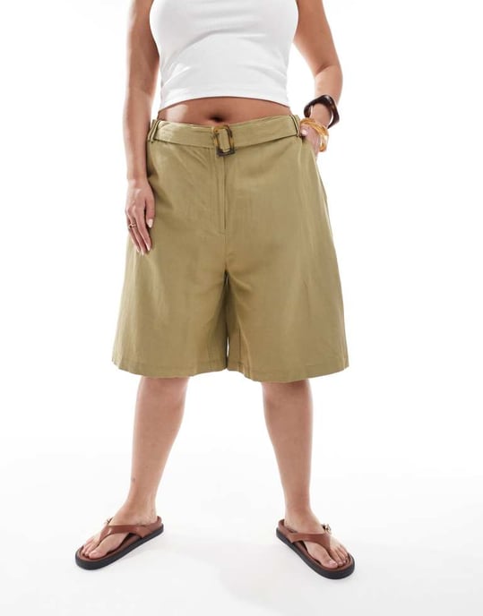 ASOS DESIGN Curve skräddarsydda långlinje stadsshorts med bälte i linne i khaki - Image 3