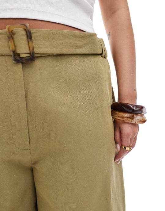 ASOS DESIGN Curve skräddarsydda långlinje stadsshorts med bälte i linne i khaki - Image 4