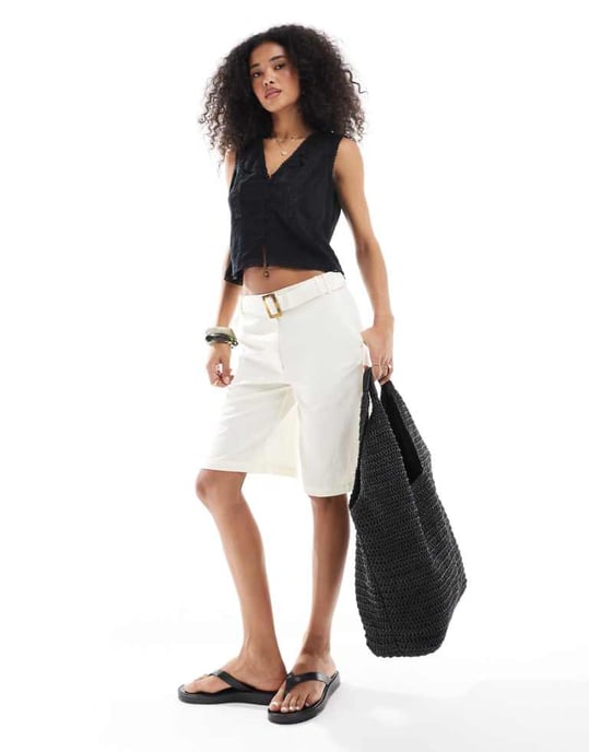 ASOS DESIGN skräddarsydda långlinjade bälte cityshorts i linne i vitt - Image 1