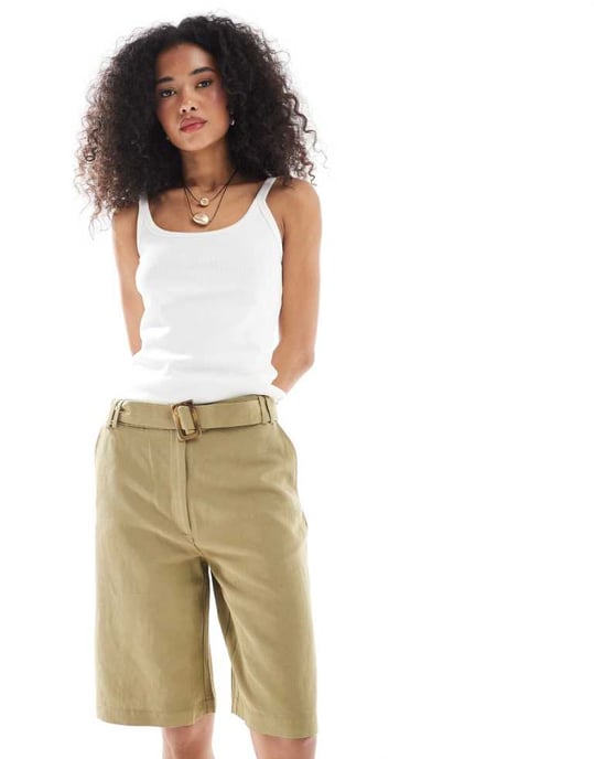 ASOS DESIGN skräddarsydda långlinjade city shorts med bälte i linne i khaki - Image 2