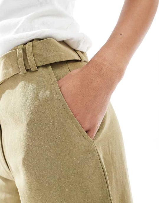 ASOS DESIGN skräddarsydda långlinjade city shorts med bälte i linne i khaki - Image 3