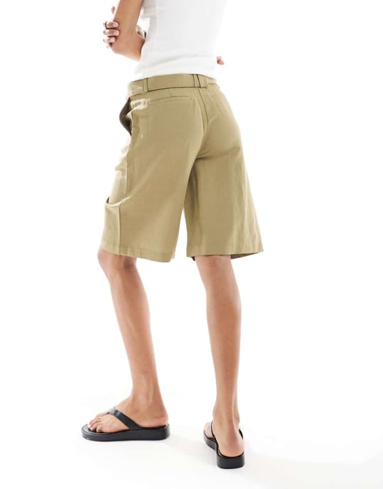 ASOS DESIGN skräddarsydda långlinjade city shorts med bälte i linne i khaki - Image 4
