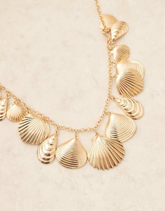 Accessorize Michelle snäckhänge uttalande halsband i guld - Image 3