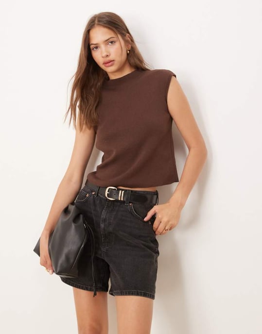 ASOS DESIGN strukturerad stickad topp med kort ärm i choklad - Image 1
