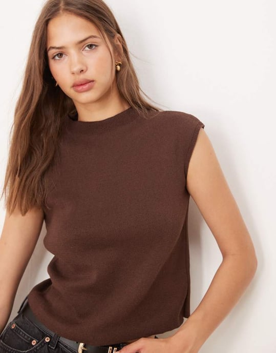 ASOS DESIGN strukturerad stickad topp med kort ärm i choklad - Image 2