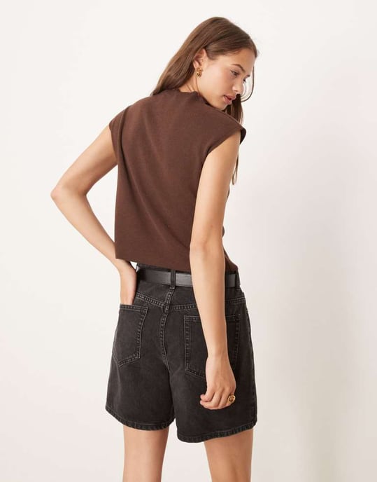 ASOS DESIGN strukturerad stickad topp med kort ärm i choklad - Image 3