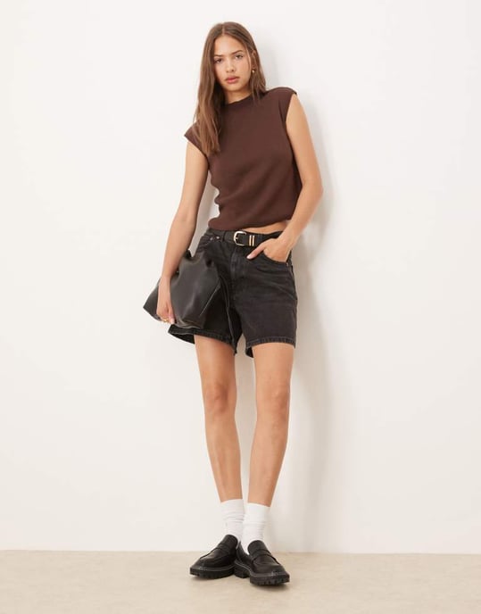ASOS DESIGN strukturerad stickad topp med kort ärm i choklad - Image 4