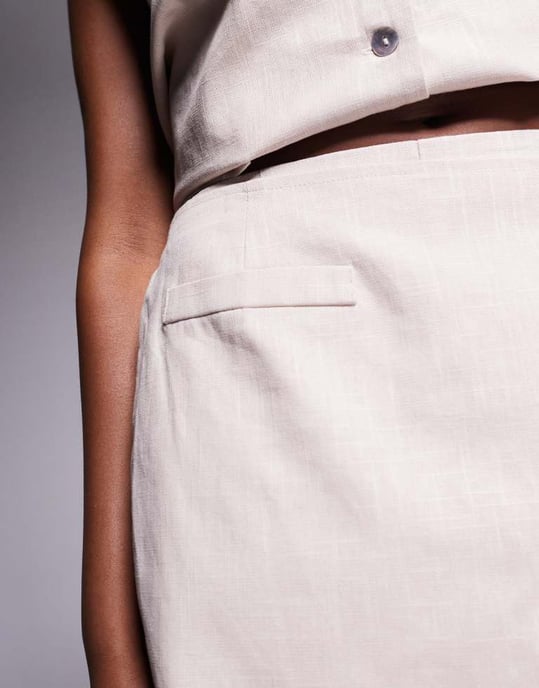 Kaiia exklusiv linne-look wrap-detalj mini skort set i sten - Image 3