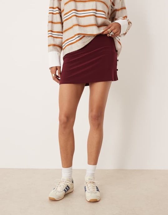 ASOS DESIGN slinky knappdetalj kjol i vinröd - Image 2