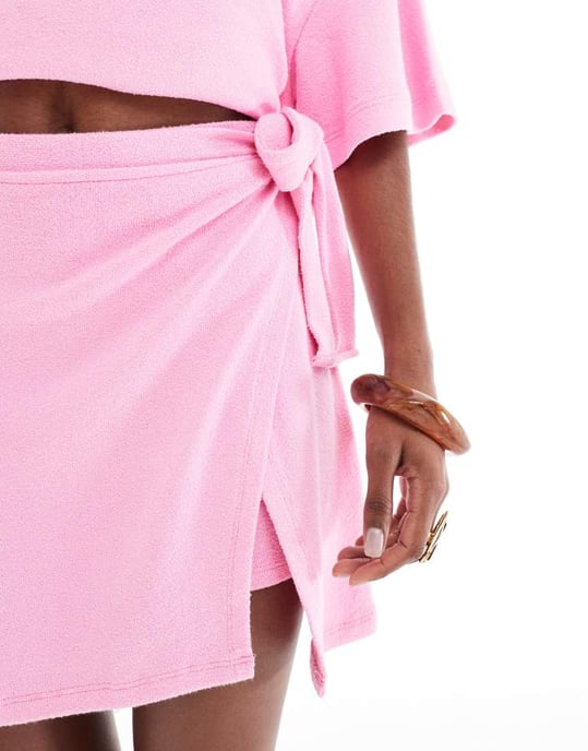 ASOS DESIGN texturerad stickad wrap-skort i rosa - Image 2