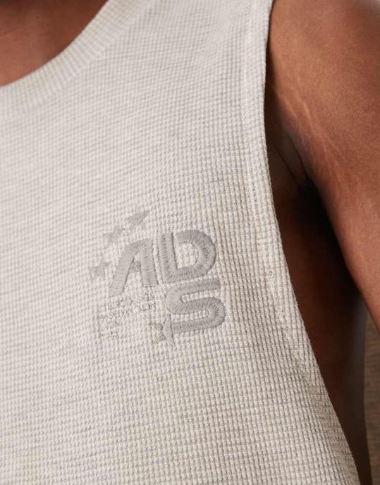 ASOS DESIGN kraftig samordnad boxy oversized avslappnad tanktop med broderi på bröstet i beige våffel - Image 4