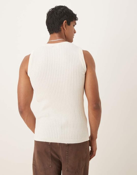 ASOS DESIGN muskulär passform ribbstickad väst i ecru - Image 3