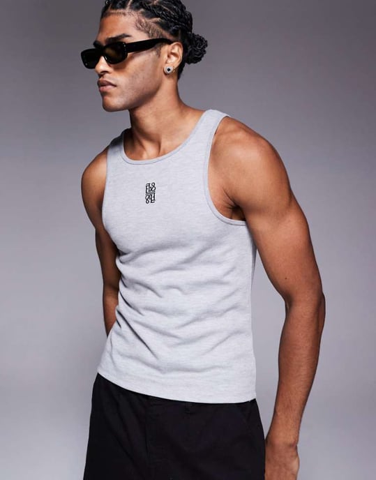 ASOS DESIGN supertung muskelpassform hög scoop tanktopp gråmelerad med broderad bröstlogotyp - Image 1