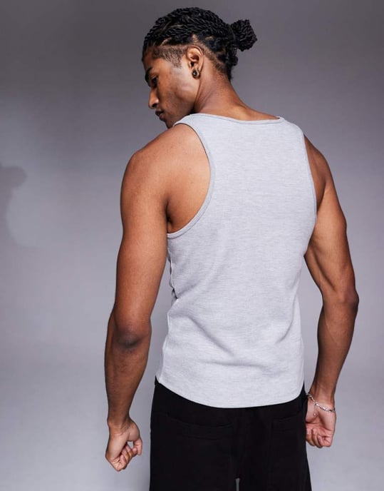 ASOS DESIGN supertung muskelpassform hög scoop tanktopp gråmelerad med broderad bröstlogotyp - Image 2