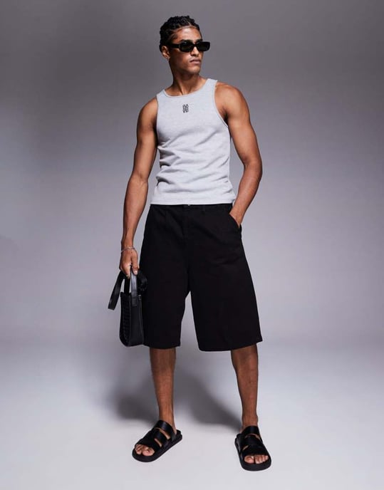 ASOS DESIGN supertung muskelpassform hög scoop tanktopp gråmelerad med broderad bröstlogotyp - Image 3