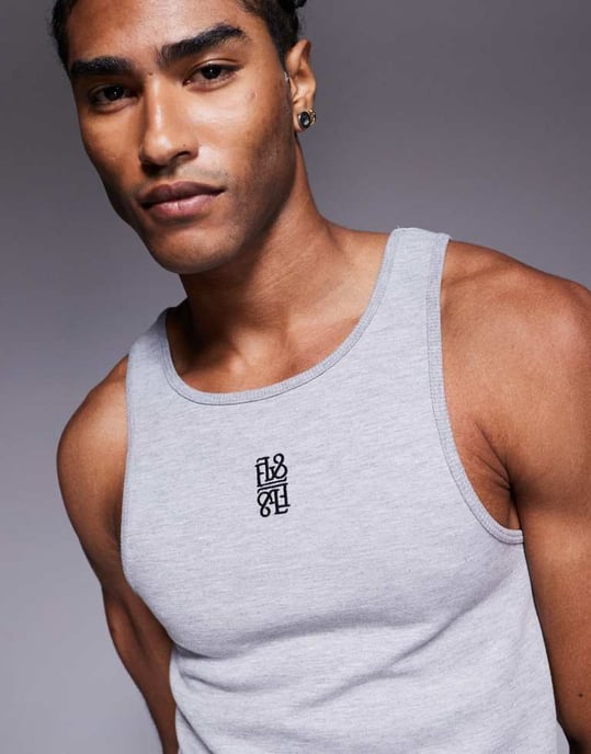 ASOS DESIGN supertung muskelpassform hög scoop tanktopp gråmelerad med broderad bröstlogotyp - Image 4