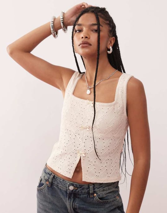 Återvunnen vintage split front broderad tanktop i krämfärg - Image 1