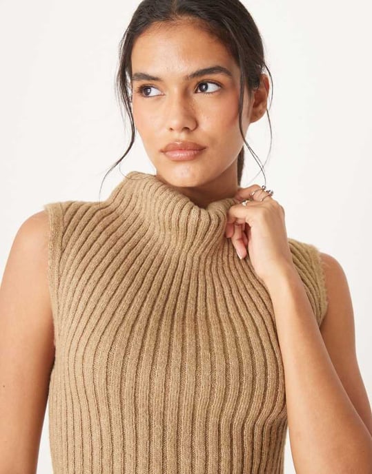 ASOS DESIGN stickad linnen med draperad halsringning i mocha - Image 2