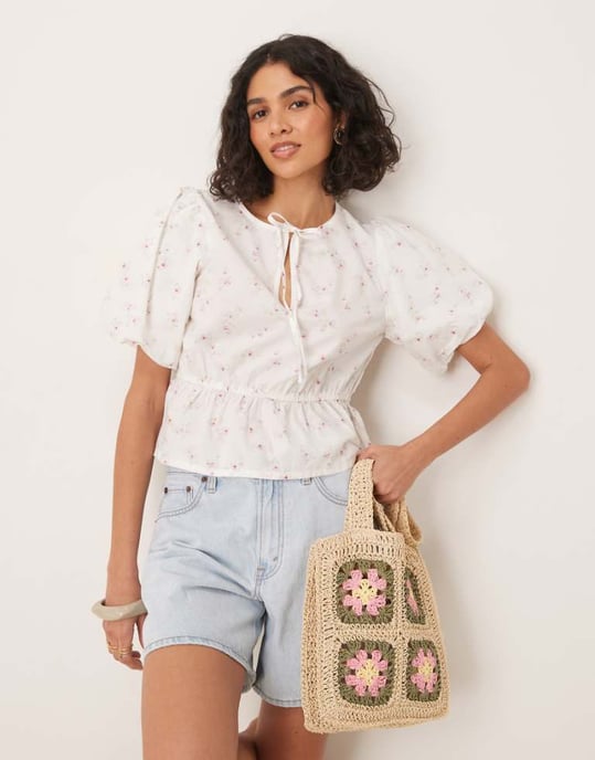 Gina Tricot blus med puffärmar och knytning i fronten i ditsyblommig print - Image 1