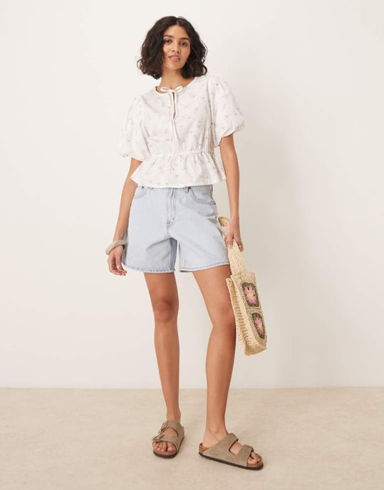 Gina Tricot blus med puffärmar och knytning i fronten i ditsyblommig print - Image 2