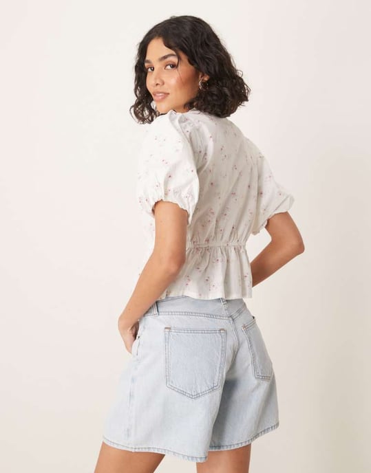 Gina Tricot blus med puffärmar och knytning i fronten i ditsyblommig print - Image 3