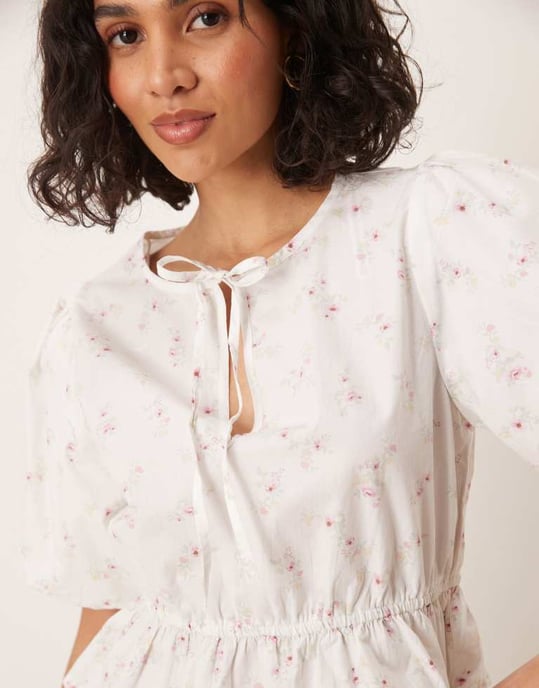 Gina Tricot blus med puffärmar och knytning i fronten i ditsyblommig print - Image 4