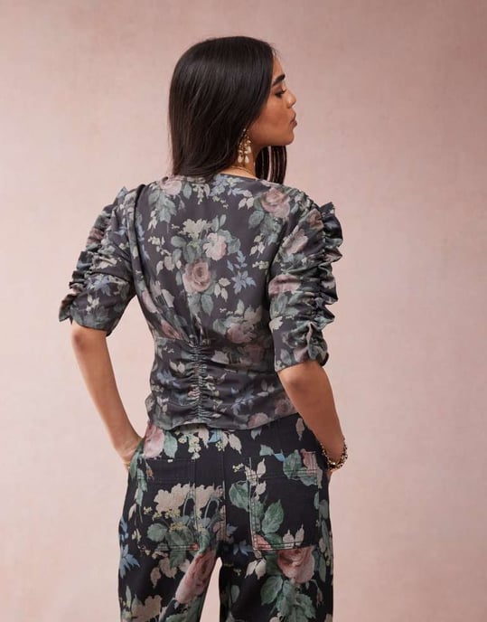 ASOS DESIGN V-ringad t-shirtblus i blommönster - Image 2